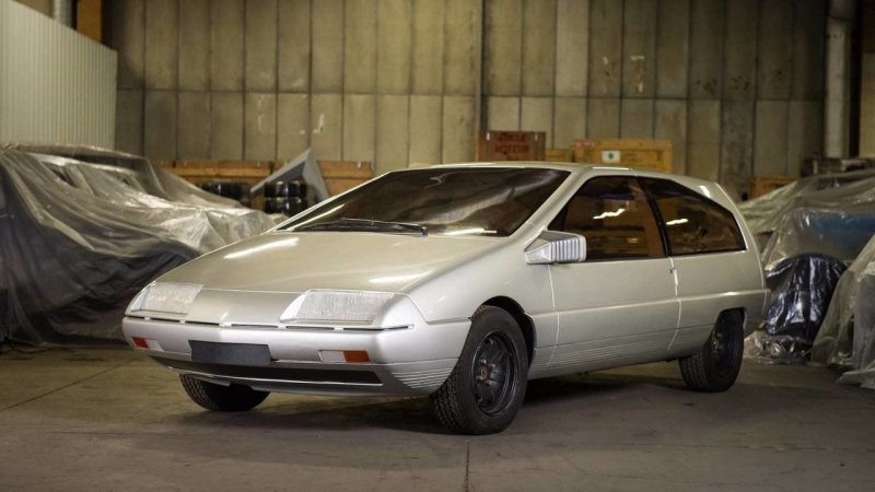 А вот за руль Citroen Xenia 1980 года сесть не получится. Футуристичный концепт-кар был построен на шасси серийного Citroen BX к автосалону во Франкфурте 1981 года, но желающих купить его на аукционе на нашлось…