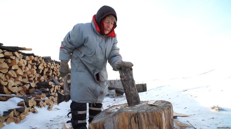 «Байкальская конькобежка»: 76-летняя баба Люба бороздит Байкал на коньках