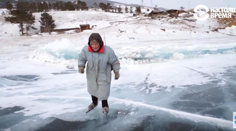 «Байкальская конькобежка»: 76-летняя баба Люба бороздит Байкал на коньках