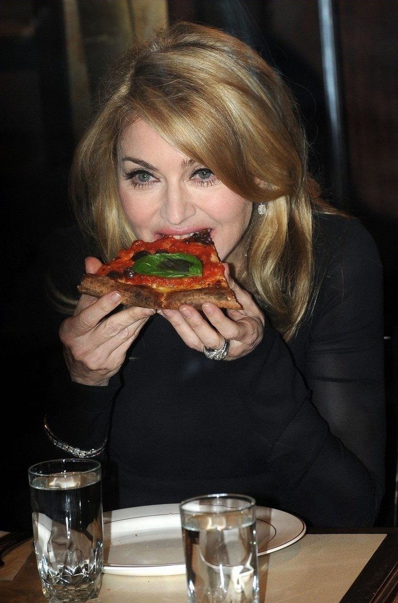 12. Певица Мадонна и пицца