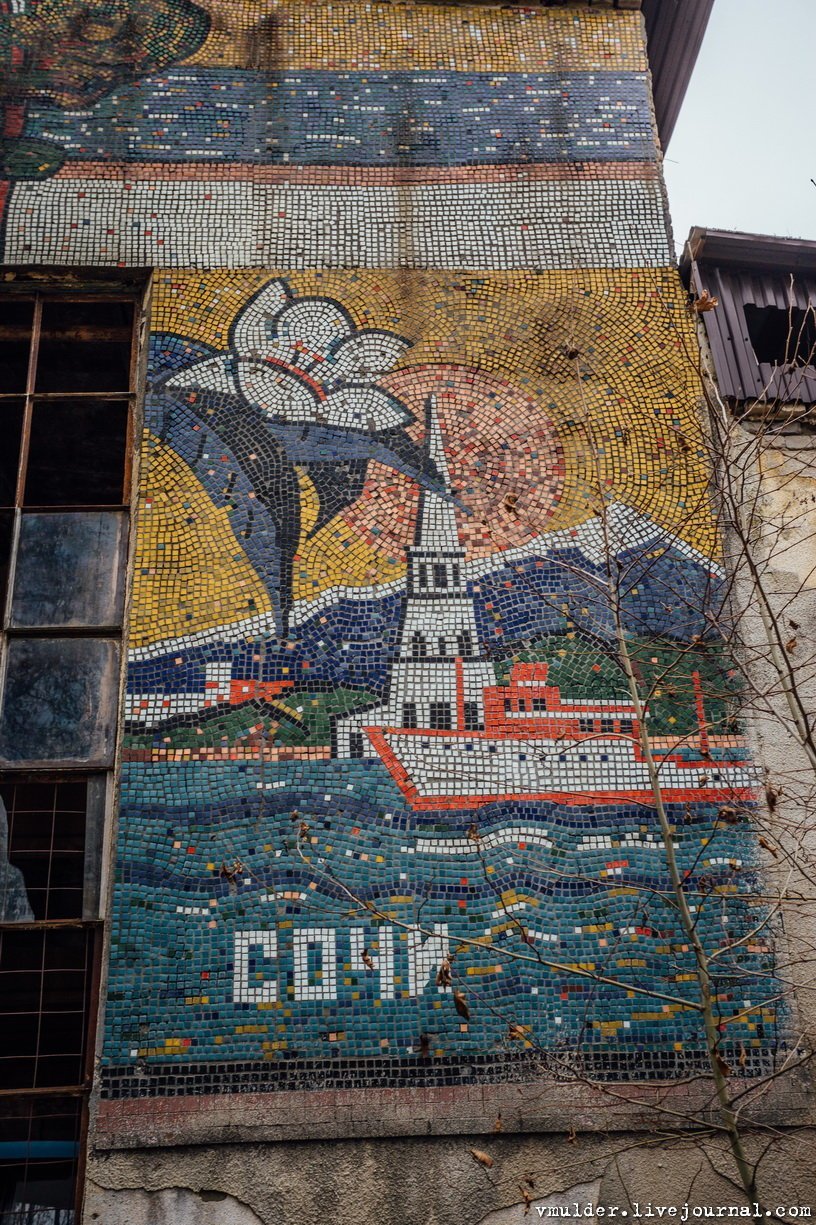 Зимой мозаики. Советская мозаика Кобулети. Советские мозаики. Советская мозаика на зданиях. Зимняя мозаика.