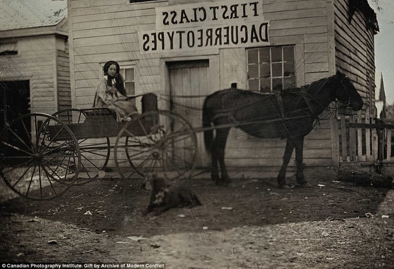 Женщина в повозке у студии дагерротипов, 1852 г. Модное, как видно, было место