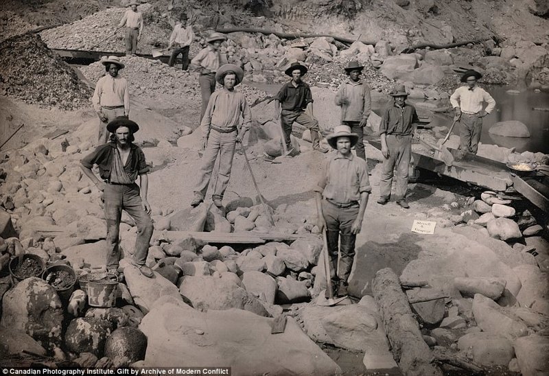 Рабочие компании Sterrett & Company позируют у золотоносного ручья, октябрь 1852 г. Дневная добыча поблескивает золотом в сите (справа)