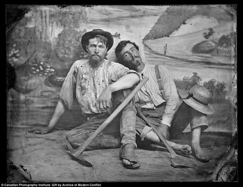 Два золотодобытчика отдыхают от работы, 1860 г.