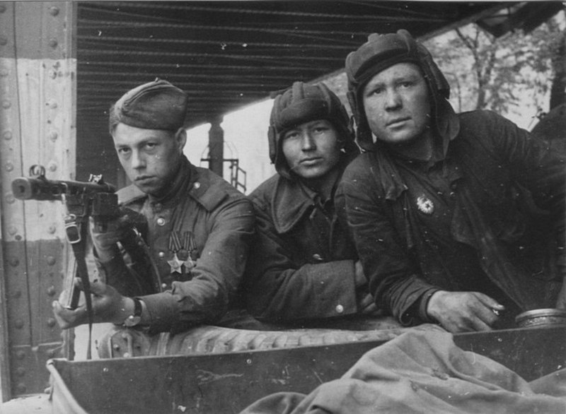 Трое советских солдат в Берлине. На груди бойца слева, с пистолетом-пулеметом — два ордена Славы.