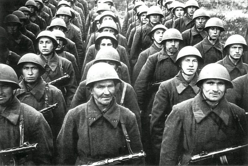 Советское пехотное подразделение на Ленинградском фронте. Часть бойцов в передних шеренгах вооружены привычными пистолетами-пулеметами ППШ, часть — ППД.