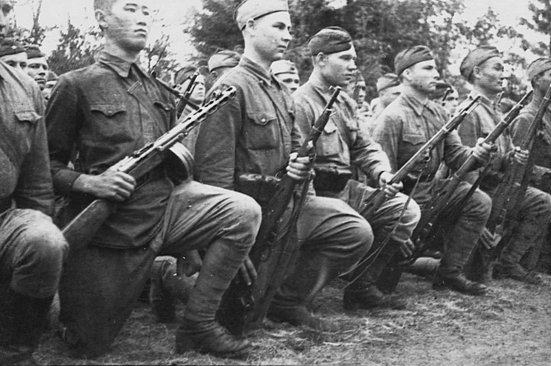 Бойцы РККА во время церемонии вручения гвардейского знамени их части. Калининский фронт.