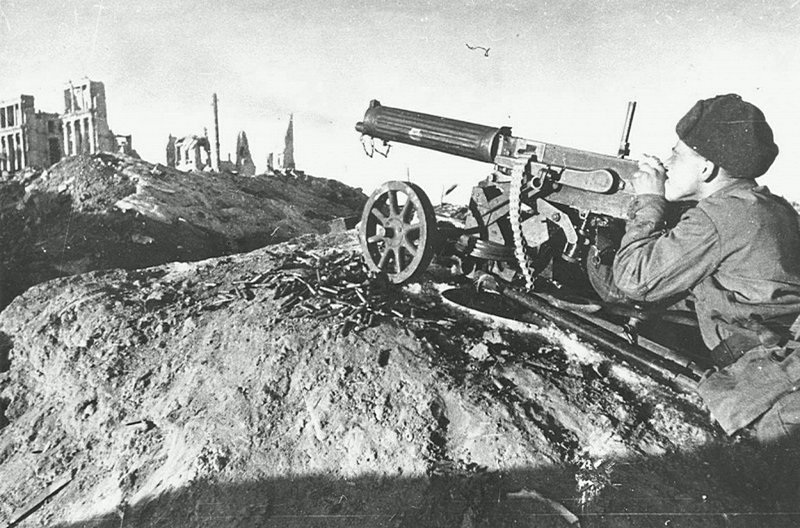Боец Пчельницев у пулемета «Максим» на позиции в Сталинграде. 