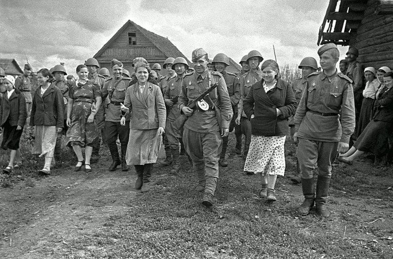 Жители советского села с бойцами гвардейского подразделения.