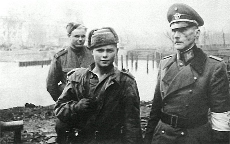 Советские бойцы и начальник медицинской службы полиции Берлина генерал-майор медицинской службы Карл Эмиль Вробель (Karl Emil Wrobel). Взят в плен 2 мая 1945 года.