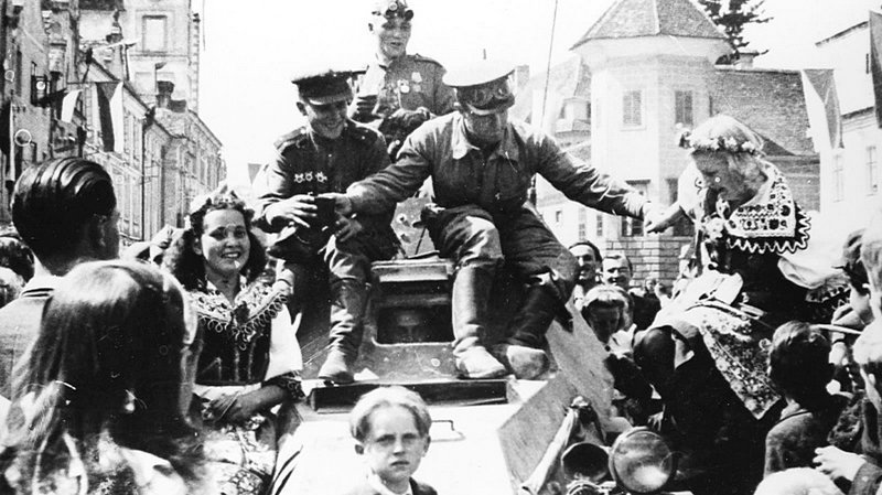 Жители чехословацкого города Тельч (Telč) встречают советских солдат, едущих на бронеавтомобиле БА-64.