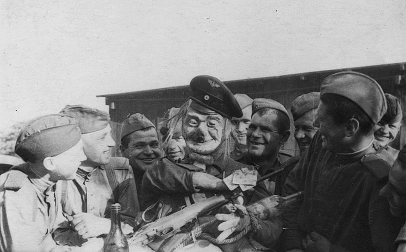 Советские бойцы на привале у самодельного чучела Гитлера.