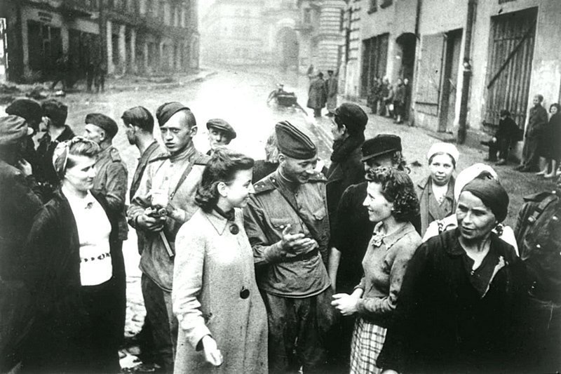 Советские солдаты, освободившие город от захватчиков общаются с жителями Вильнюса.