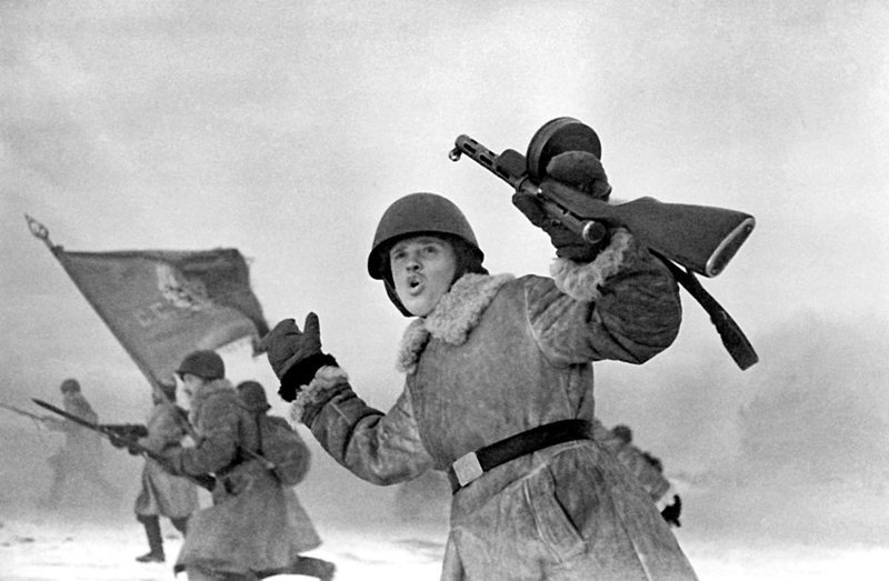 Советские солдаты в атаке под Ленинградом, во время операции по прорыву блокады Ленинграда.