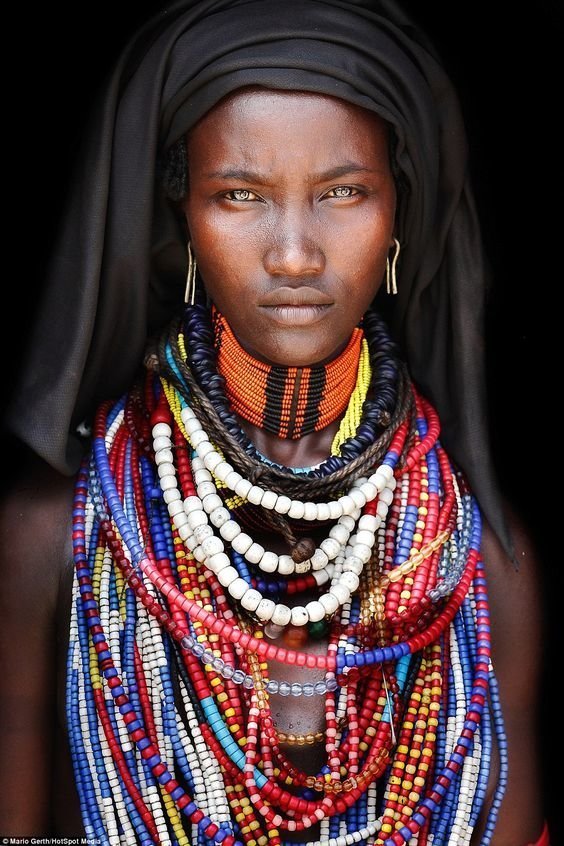 Женщины из племени Arbore (Африка) покрывают свои головы черными полотнами, но известны своей любовью к красочным ожерельям и серьгам