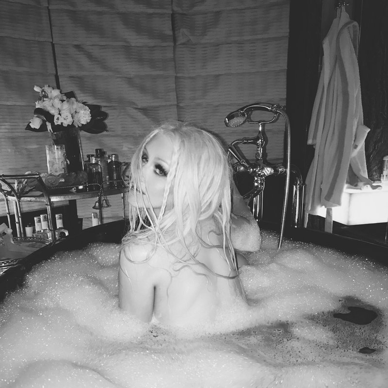 Агилера напомнила о себе эротическими фото из ванной