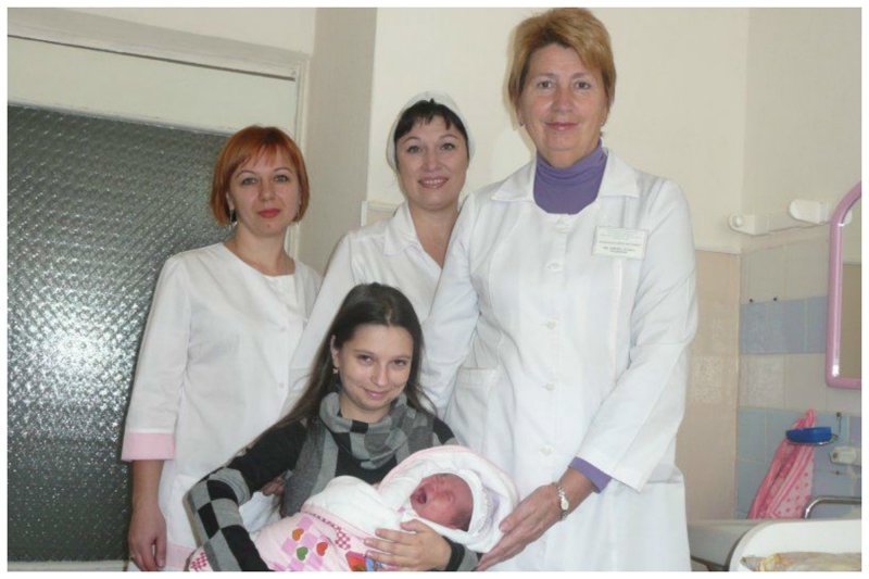 Жительницы села Замостье (Украина) Людмила Сомар, рост которой 1,32 м, а вес 31 кг.