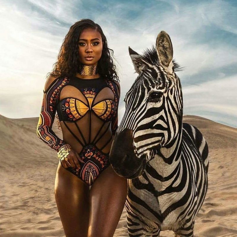 Девушка с зеброй