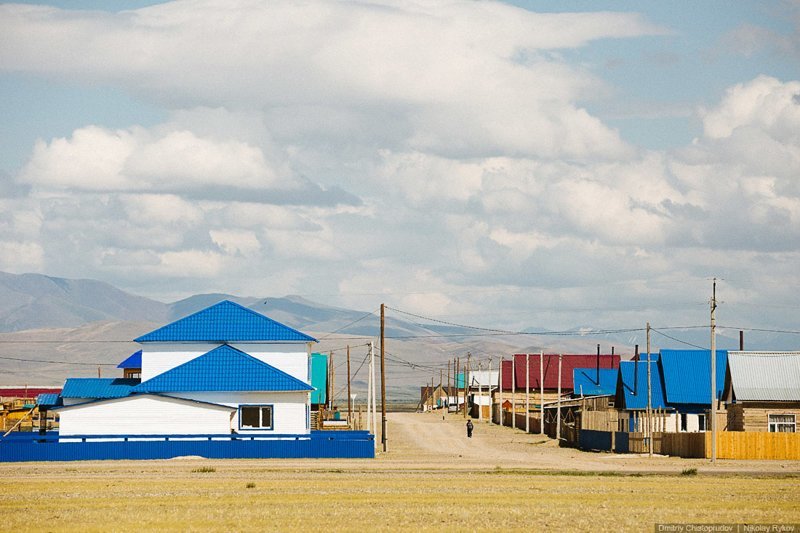  Мы доехали до села Кош-Агач, который уже совсем недалеко находится от границы с Монголией, и решили там заночевать. На закате удалось погонять по степи, окружающей поселок на много километров вокруг.