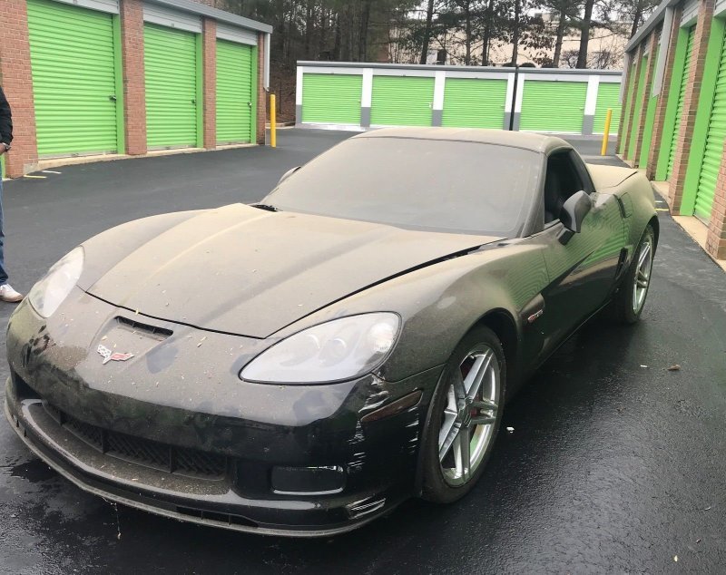 На вещевом складе нашли новый Corvette 2009 года