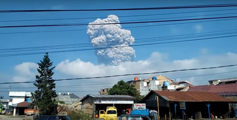В Индонезии природа снова устроила вулкан-шоу: очевидцы выкладывают видео