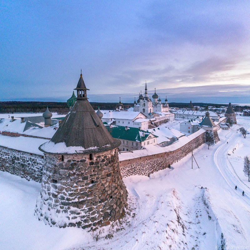 На обороте российской купюры достоинством 500 рублей (модификации до 2010 года) изображался Соловецкий монастырь со стороны Святого озера.