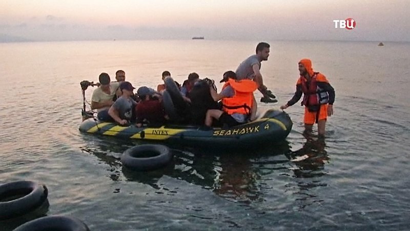 ПОЛИТИКА Из Турции в Грецию на надувной лодке сбежали 17 чиновников