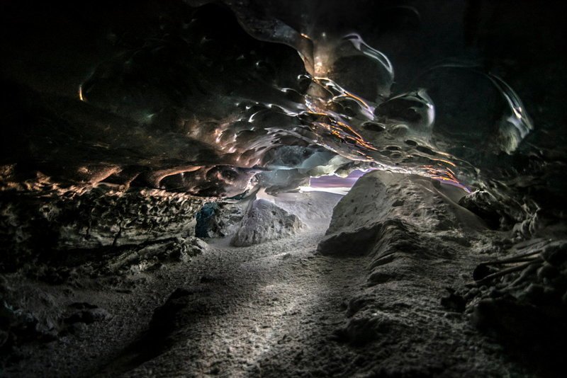 Горы и ледяные пещеры Исландии на снимках Матея Крижа