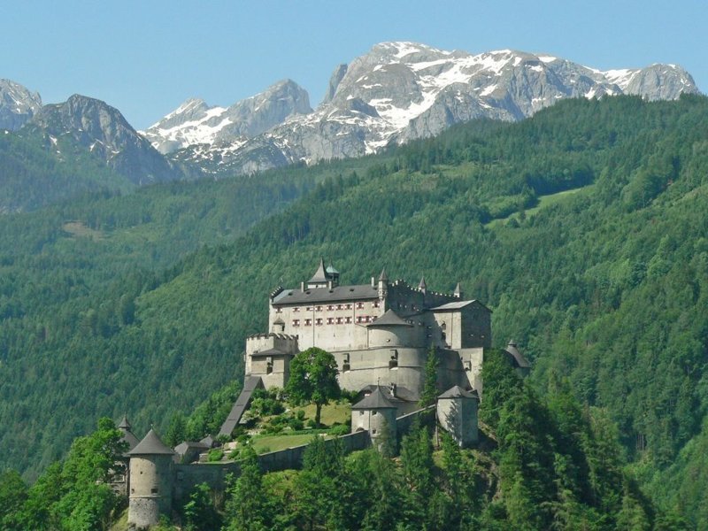 Замок Хоэнфервен (нем. Burg Hohenwerfen) расположен в Австрии на вершине 155 метров над долиной реки Зальцах (Salzach) в 40 км. от Зальцбурга и окружен со всех сторон горными цепями