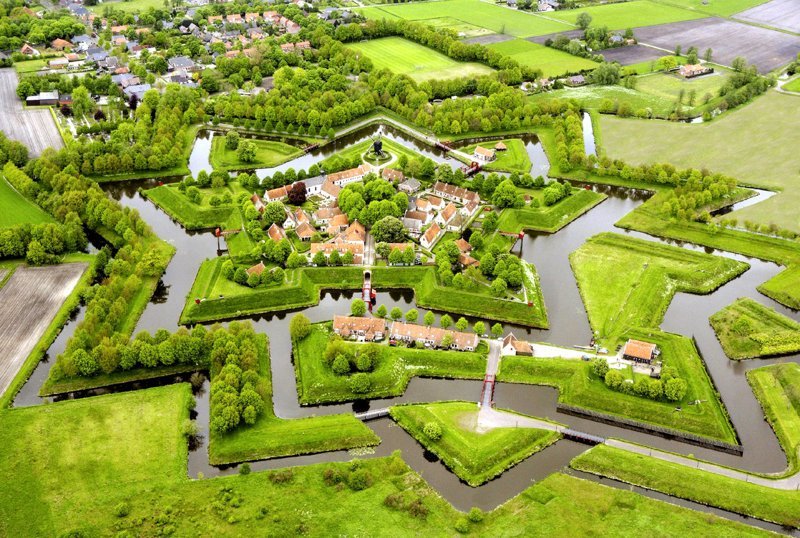Этот город-крепость Буртанж (Нидерланды) в виде пятиконечной звезды был построен во времена Восьмидесятилетней войны Вильгельмом I Оранским