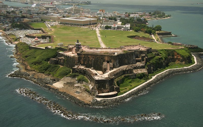 Эль-Морро (на фото) – колониальная крепость, возведенная испанцами в 1589 году для защиты бухты Гаваны от британцев
