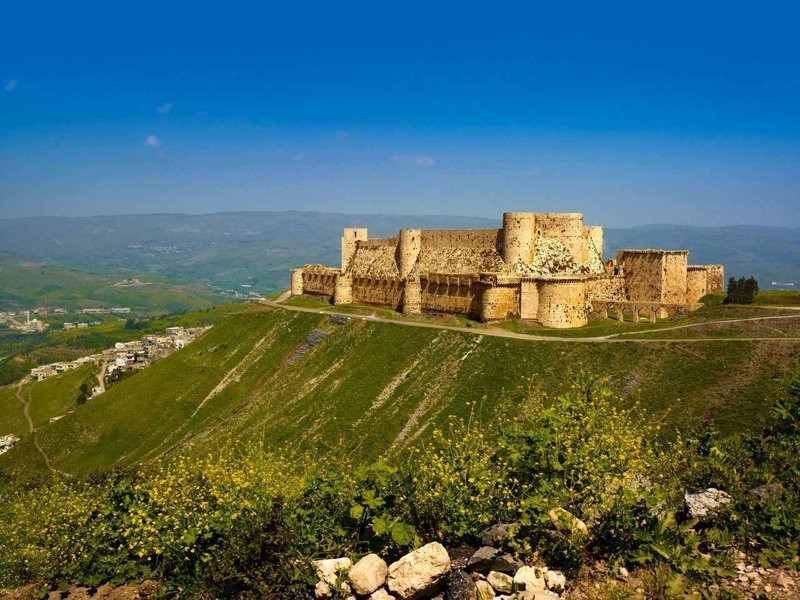 В Сирии неподалеку от города Хомс также находится еще одна легендарная крепость Крак де Шевалье, известная как цитадель госпитальеров, которым она была передана графом Триполи в 1142 году