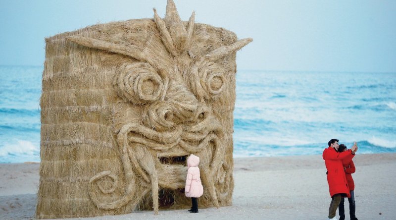 Соломенная скульптура на побережье