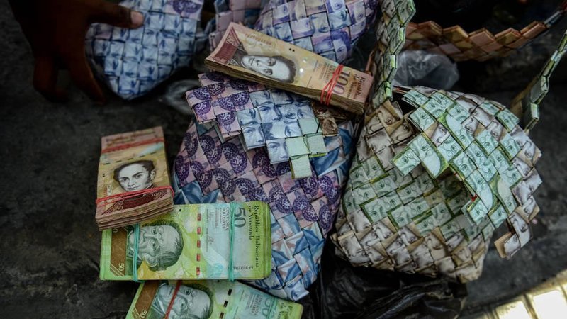 Венесуэльцы изготовляют сувениры из собственных денег