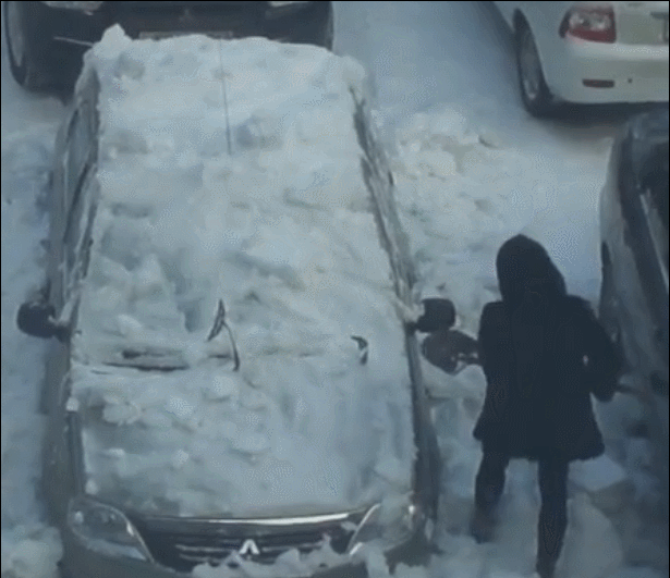 Женский способ очистки машины от снега