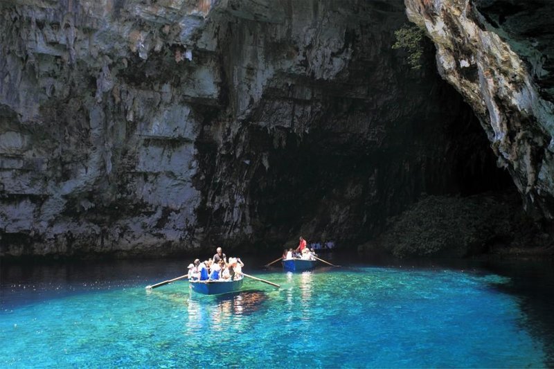 27. В лодке, проплывающей через пещеру в Кефалонии, Греция.