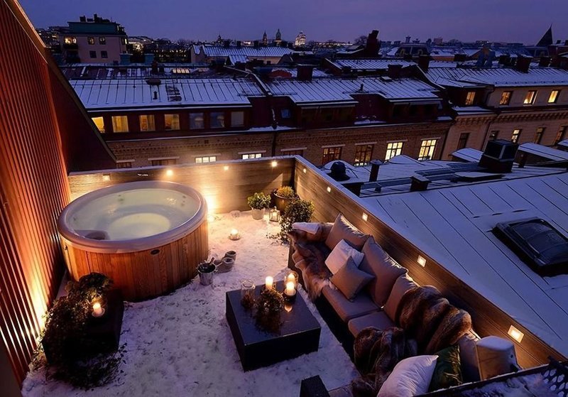 10. В горячей ванне на зимней крыше дома в Гетеборге, Швеция.