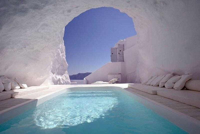14. В этом пещерном бассейне на острове Саторини, Греция.