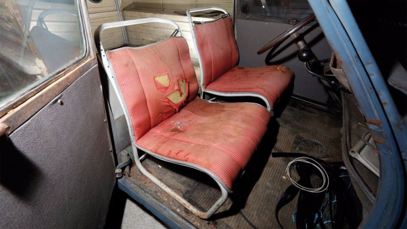 Автомобиль Citroen 2CV Type A с шасси №019018, выпущенный в 1951 году, планировали продать за €10000-15000, но в итоге его приобрели за €17400. Это примерно 1200000 рублей!