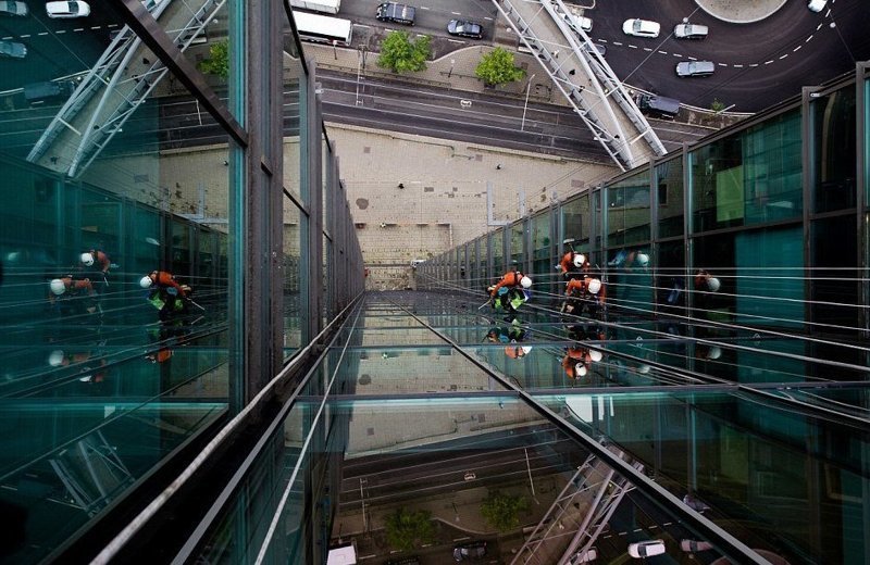 Рабочие на 110-метровом здании Postgirobygget в центре Осло 