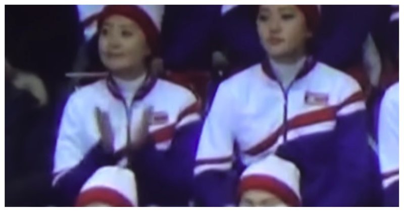 Чирлидерша из Северной Кореи случайно похлопала фигуристам из сборной США