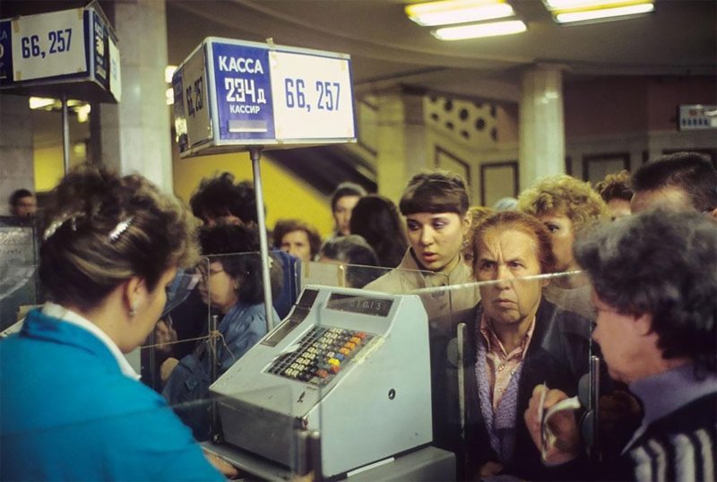 Москва, очередь к кассе в универмаге "Детский мир", 1991 г.