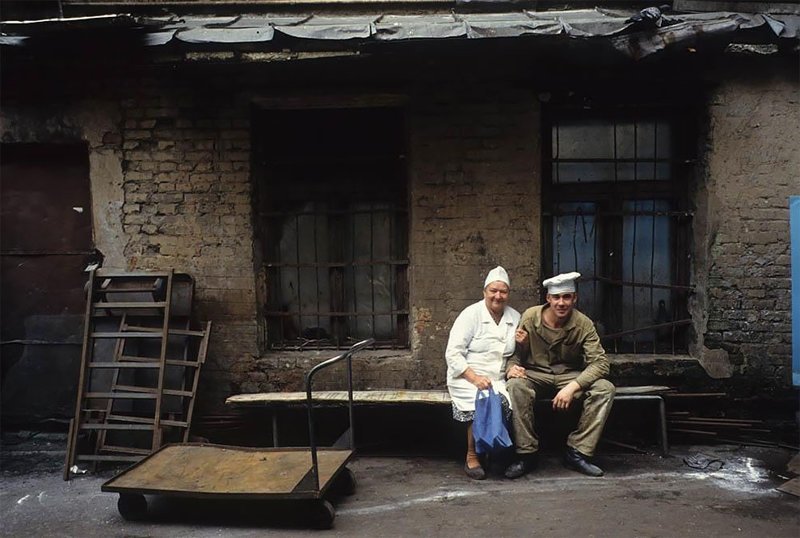Сотрудники гостиницы "Центральная" на ее заднем дворе. Москва, ул. Горького, 1991 г.
