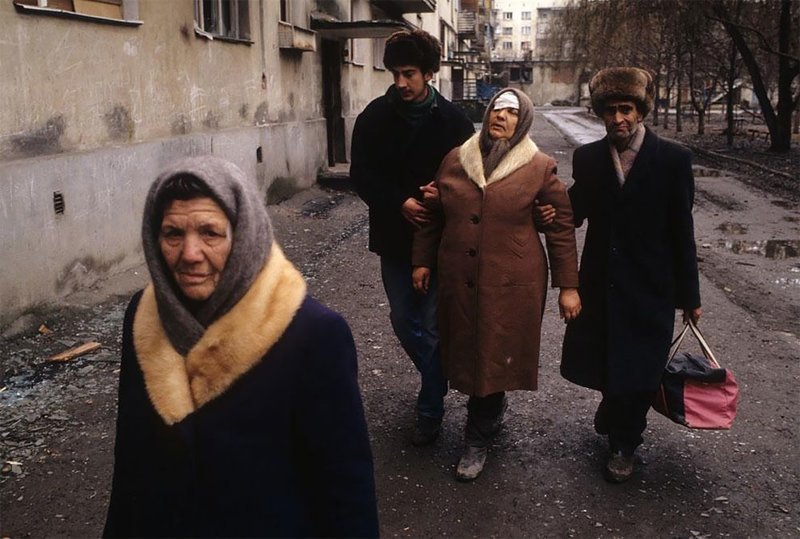 Грозный, раненая женщина, январь 1995 г.
