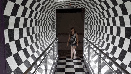 Девочка проходит сквозь оптическую иллюзию в музее