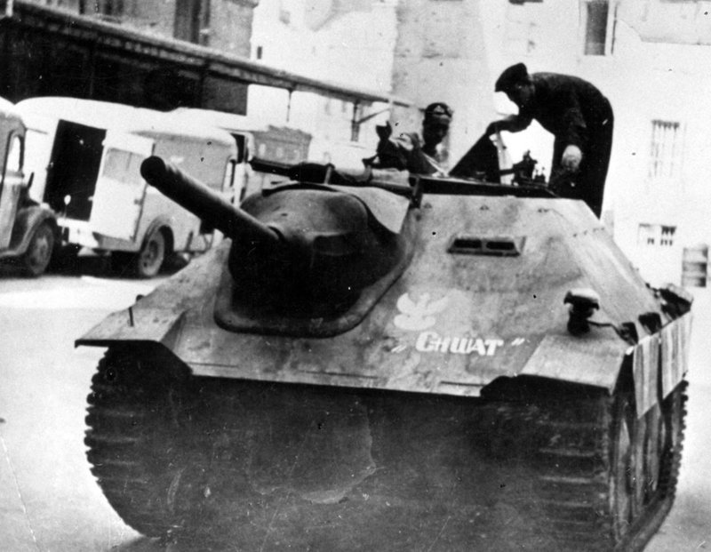 Захваченная польскими повстанцами в Варшаве машина с именем собственным «Хват». Она также относится к выпуску мая-июня 1944 года