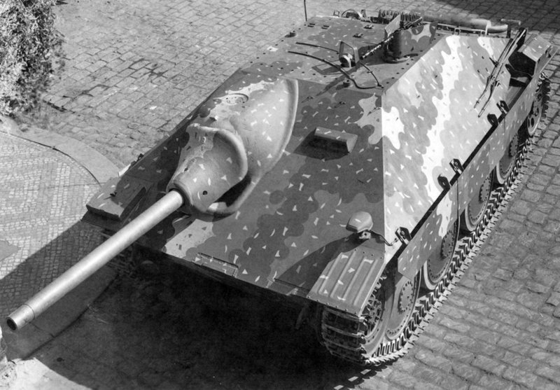 Так Jagdpanzer 38 выглядел вплоть до сентября 1944 года. Камуфляж нанесён прямо на заводе, вскоре он был заменён на более простой