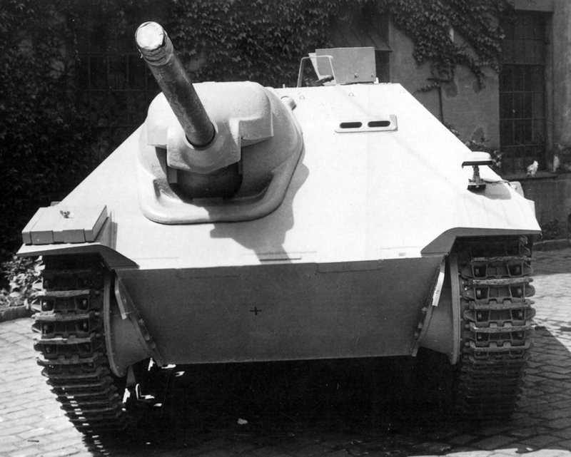 Наиболее заметными отличиями машин выпуска мая-июня 1944 года от более ранних стали новые буксирные крюки и переделанная орудийная установка
