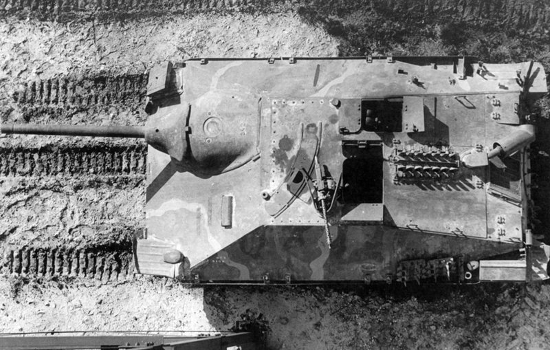 Jagdpanzer 38 сверху. Изменился глушитель, также переделке подвергся смотровой прибор механика-водителя