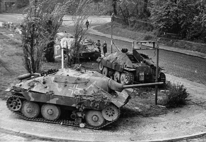 Брошенные немцами в ходе американского наступления машины. Начало 1945 года